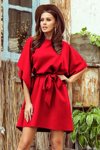 Na obrázku je elegantní červené šaty s motýlím rukávem a páskem, které dodávají ženský a sofistikovaný vzhled. Šaty jsou ideální pro různé příležitosti a zdůrazňují postavu nositelky.}