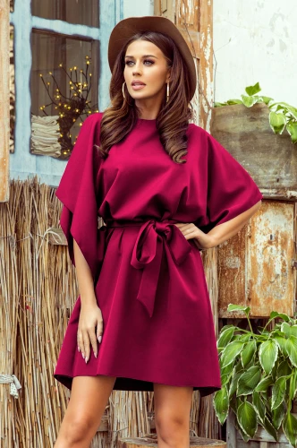 Na obrázku je elegantní vínově červené šaty s motýlími rukávy a páskem v pase. Šaty mají volný střih a jsou ideální pro stylové a pohodlné nošení.}