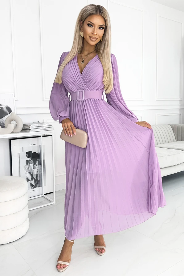 Elegantní plisované šaty v jemné fialové barvě s dlouhými rukávy a páskem v pase. Šaty mají hluboký výstřih a jsou ideální pro formální příležitosti.