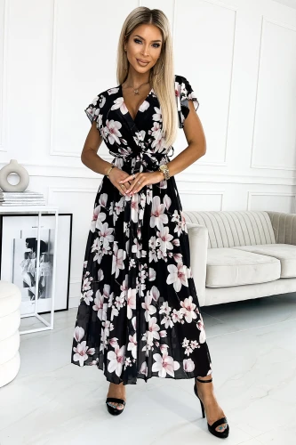 Na obrázku je elegantní plisované šaty s květinovým vzorem v černé a růžové barvě. Šaty mají krátké rukávy a jsou doplněny páskem v pase.}