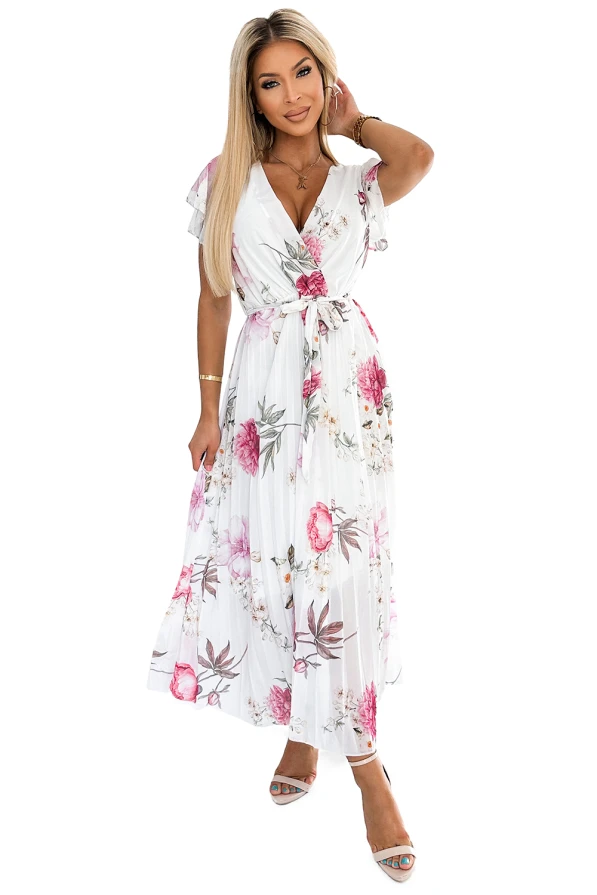 Dlouhé plisované šaty s květinovým vzorem na bílém podkladu mají elegantní střih s výstřihem do V a krátkými rukávy. Šaty jsou doplněny páskem, který zvýrazňuje pas a dodává ženský vzhled.