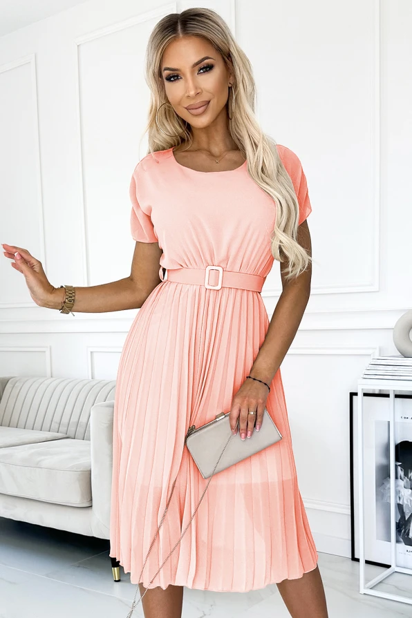 Elegantní plisované šaty v jemné lososové barvě s krátkými rukávy a páskem v pase. Ideální volba pro letní společenské události nebo romantické večeře.