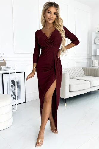 Elegantní vínová šaty s třpytivým povrchem a hlubokým výstřihem mají dlouhé rukávy a výrazný rozparek na noze. Ideální volba pro večerní události, která kombinuje sofistikovanost s moderním stylem.}
