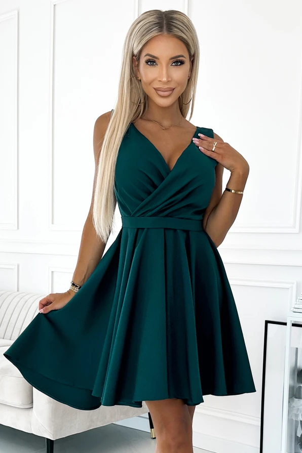 Na obrázku je elegantní tmavozelené šaty s hlubokým výstřihem a rozšířenou sukní. Šaty mají široká ramínka a jsou ideální pro slavnostní příležitosti.