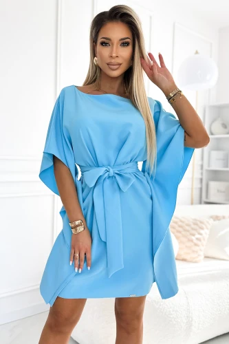Na obrázku je elegantní modré šaty s motýlím rukávem a páskem v pase. Šaty mají volný střih a jsou ideální pro letní dny.}