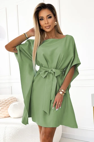 Elegantní zelené šaty s motýlím rukávem a ozdobným páskem v pase. Ideální volba pro letní dny, která kombinuje pohodlí a styl.}