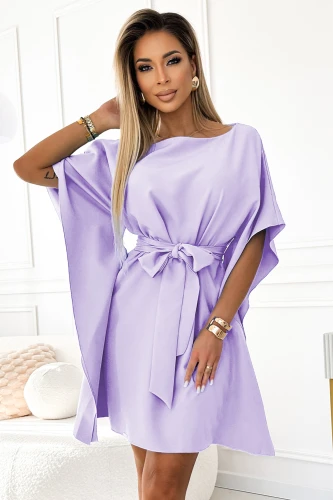 Fialové šaty s volnými rukávy a páskem v pase vytvářejí elegantní a ženský vzhled. Materiál je lehký a splývavý, ideální pro letní dny.}