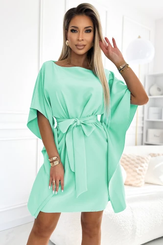 Na obrázku je elegantní dámské šaty v jemné mátové barvě s volnými rukávy a ozdobným páskem v pase. Šaty mají moderní střih, který zdůrazňuje ženskou siluetu a dodává outfitu svěžest a styl.}