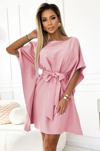 Růžové šaty s volným střihem a širokými rukávy jsou doplněny páskem, který zvýrazňuje pas. Elegantní design je ideální pro různé příležitosti, dodává nositelce sofistikovaný vzhled.}