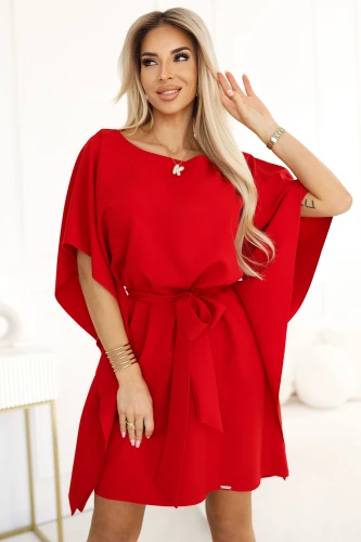 Na obrázku je elegantní červené šaty s motýlími rukávy a páskem, který zvýrazňuje pas. Šaty mají jednoduchý, ale sofistikovaný design, ideální pro různé příležitosti.}
