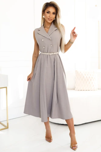 Elegantní šedé šaty bez rukávů s límečkem a dvouřadým zapínáním. Šaty mají pásek v pase a rozšířenou sukni, což dodává sofistikovaný vzhled.}