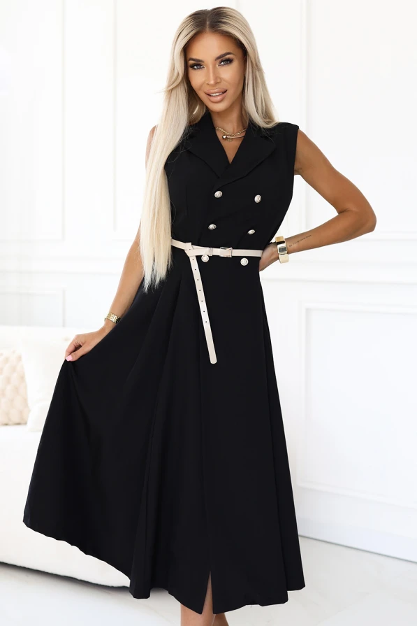 Modelka prezentuje czarną elegancką sukienkę midi bez rękawów z ozdobnymi guzikami i beżowym paskiem w talii od Numoco Basic, stojąc w jasnym, nowoczesnym wnętrzu. Stylowa, klasyczna propozycja idealna na lato, spotkania i codzienne stylizacje.