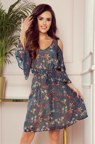 Lekka, letní šaty s květinovým vzorem a volnými rukávy, ideální pro teplé dny. Šaty mají pohodlný střih s páskem, který zvýrazňuje siluetu.}