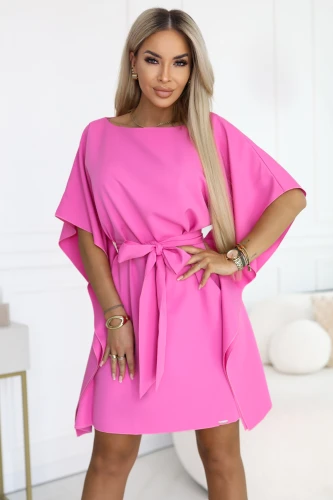 Fuchsiové motýlkové šaty s vázáním v pase - elegantní růžové šaty značky Numoco, polská výroba, ideální na svatbu, první přijímání a letní večírky.}