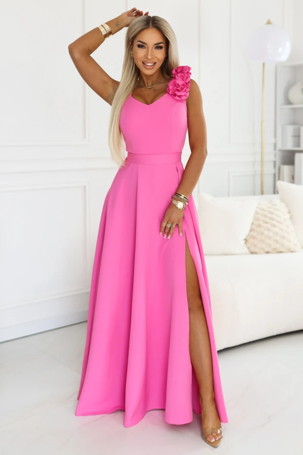 Elegantní dlouhé dámské maxi šaty v růžové barvě, s rozparkem na noze, výstřihem ve tvaru srdce a ozdobnou květinou na rameni, polská výroba Numoco.