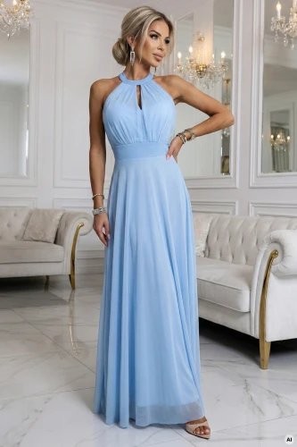 Model ve světle modrých, vzdušných maxi šatech typu halter s výřezem u výstřihu a zvýrazněným pasem. Ideální na svatbu, ples nebo elegantní večeři, když chcete vypadat žensky a s třídou.}