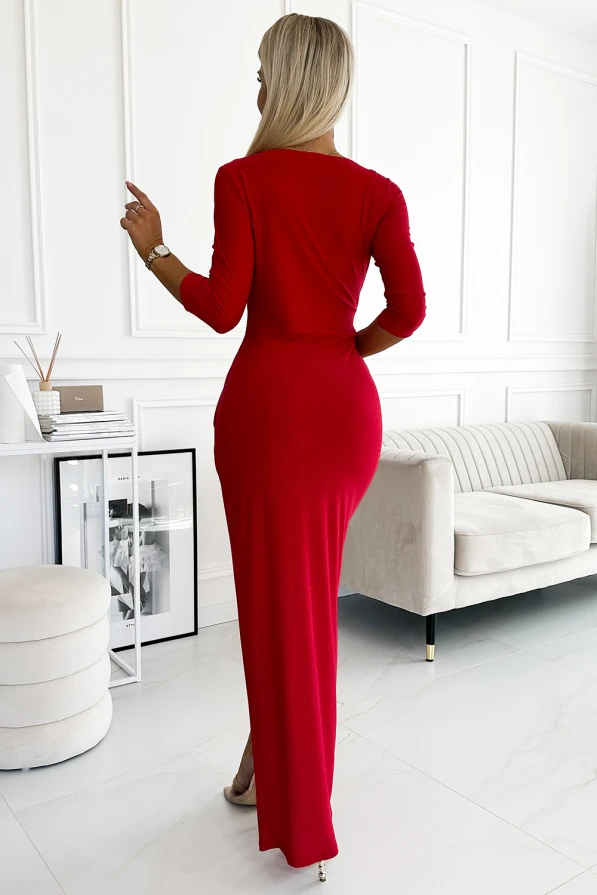 404-7 Lesklé šaty s výstřihem a rozparkem na nohavici - Červená barva