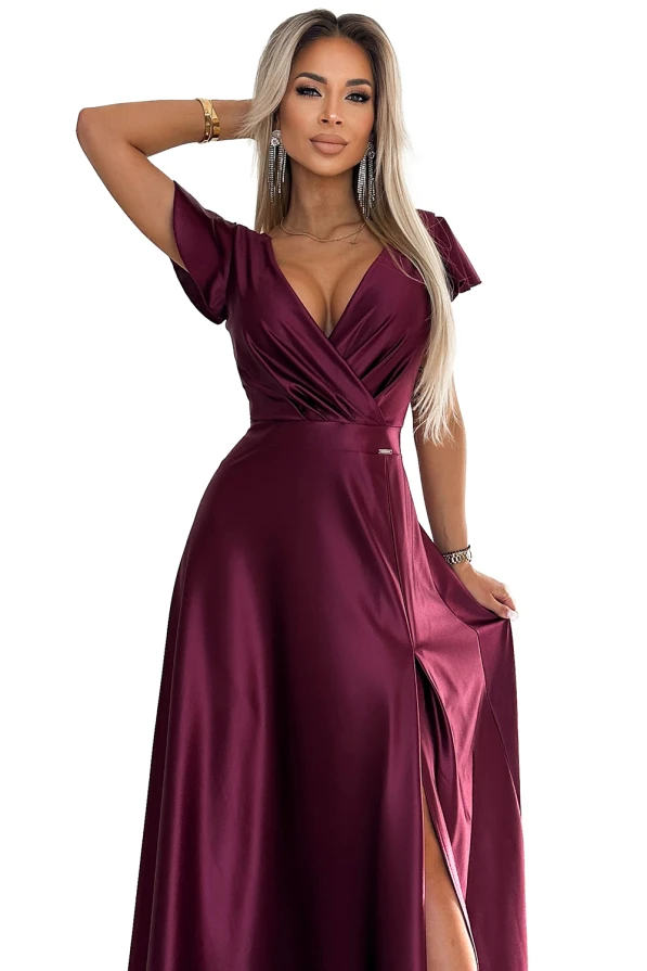 CRYSTAL saténové dlouhé šaty s výstřihem - Vínová barva