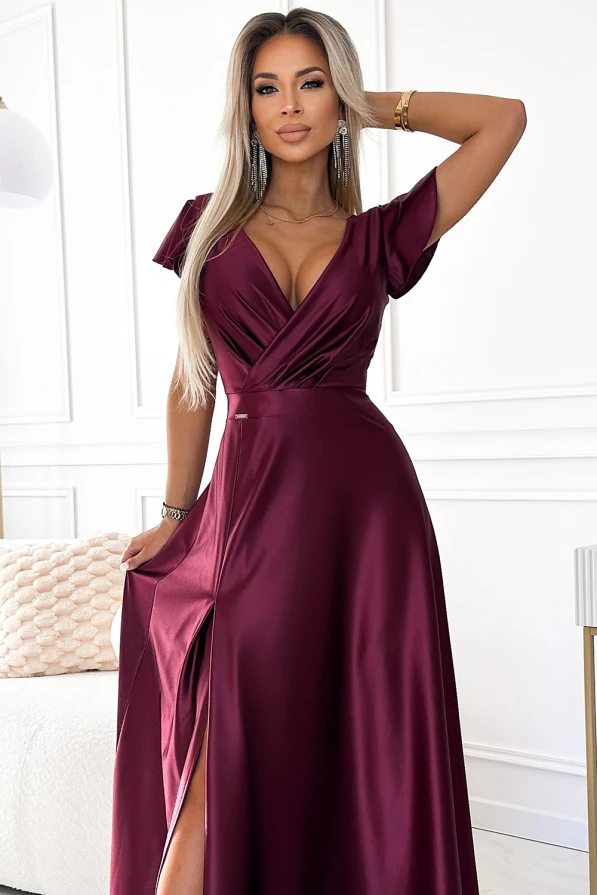 CRYSTAL saténové dlouhé šaty s výstřihem - Vínová barva