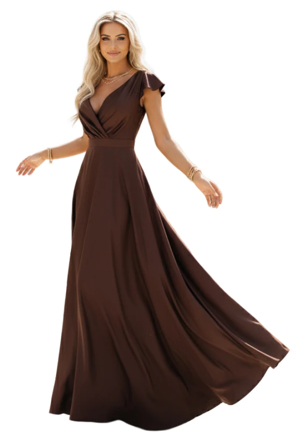 Kobieca długa suknia satynowa w odcieniu czekoladowym marki Numoco – polska produkcja, elegancki fason z dekoltem V i delikatnym połyskiem.