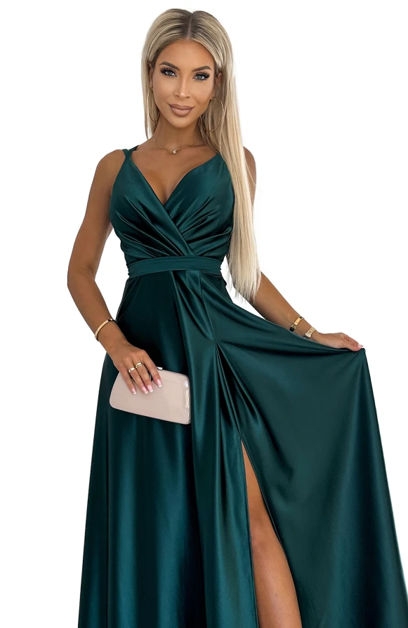 498-3 Dlouhé saténové šaty s výstřihem a dvojitými ramínky - zelené