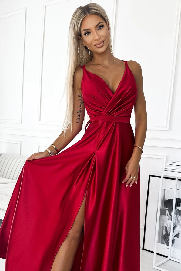 498-4 Dlouhé saténové šaty s výstřihem a dvojitými ramínky - červené