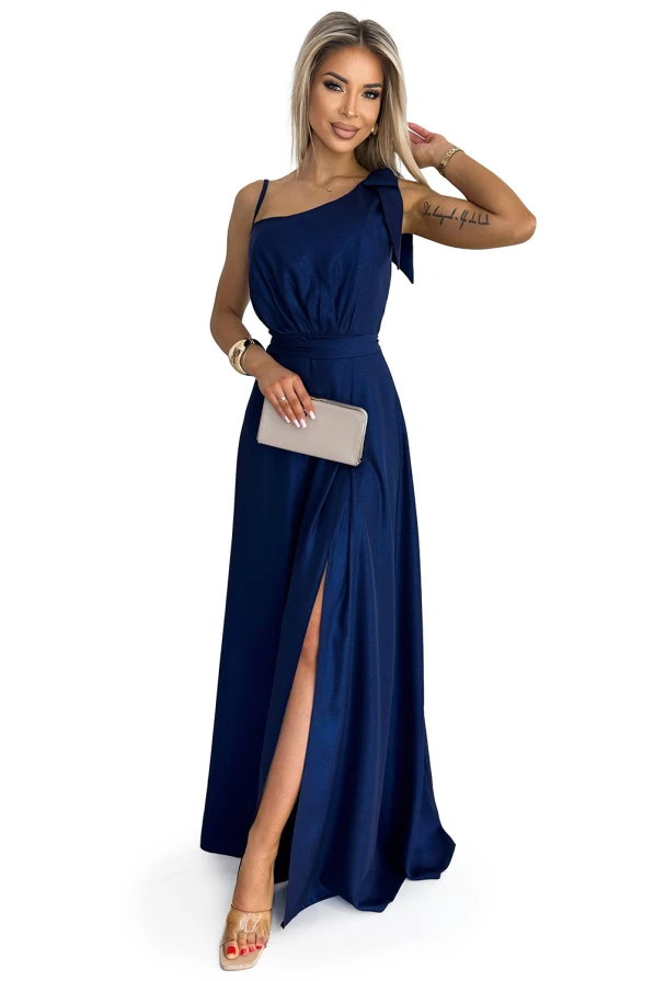 528-1 Dlouhé lesklé šaty na jedno rameno s mašlí - tmavě modrá