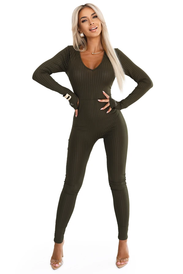 Modelka prezentuje dopasowany prążkowany kombinezon Kocula w kolorze khaki z dekoltem V i długim rękawem