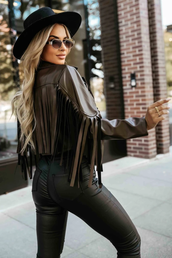 Modelka prezentuje stylową ramoneskę z frędzlami w kolorze czekoladowym marki Numoco, idealną do modnych jesiennych stylizacji.