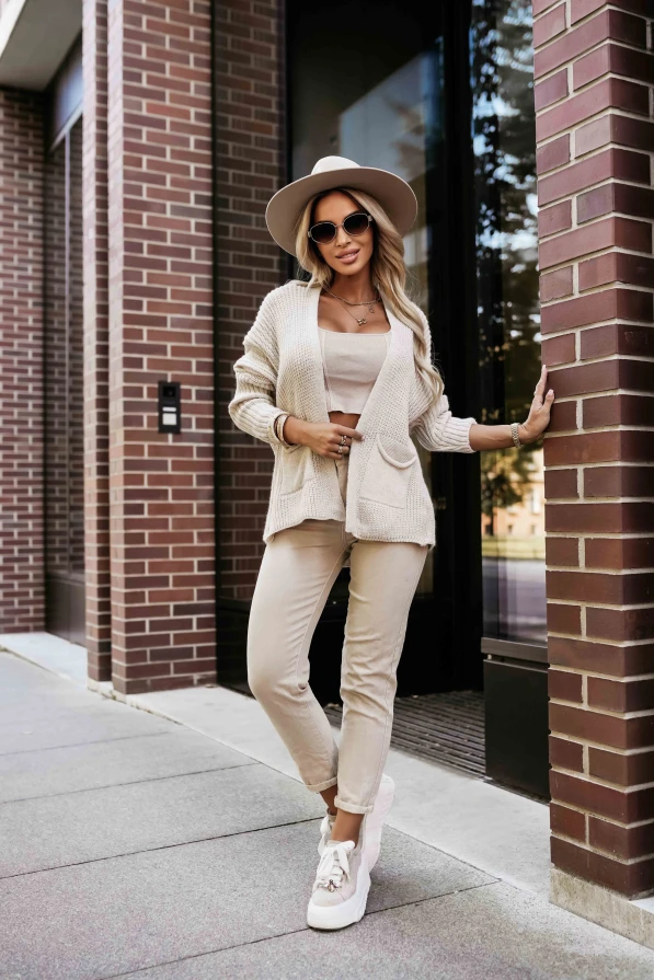 Modelka pokazuje elegancki beżowy kardigan Numoco Basic w casualowej stylizacji.