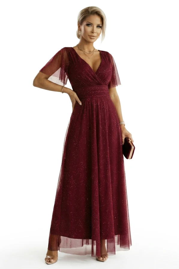 modelka prezentuje Elegancką długą suknię wieczorową w kolorze bordowym z brokatem, dekoltem V i tiulowymi rękawami marki Numoco basic.