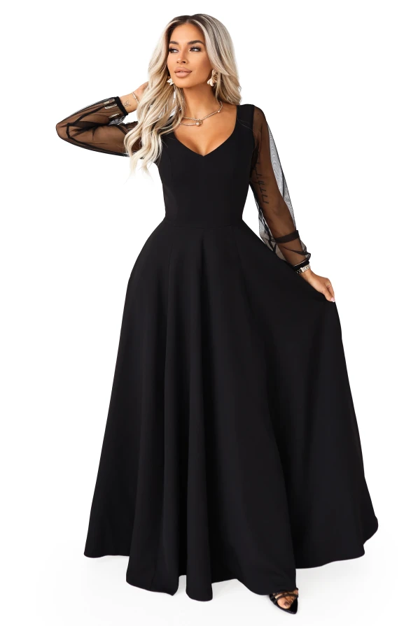 Modelka prezentuje długą czarną suknię maxi z tiulem – klasyczna, elegancka propozycja na wesele i bale.