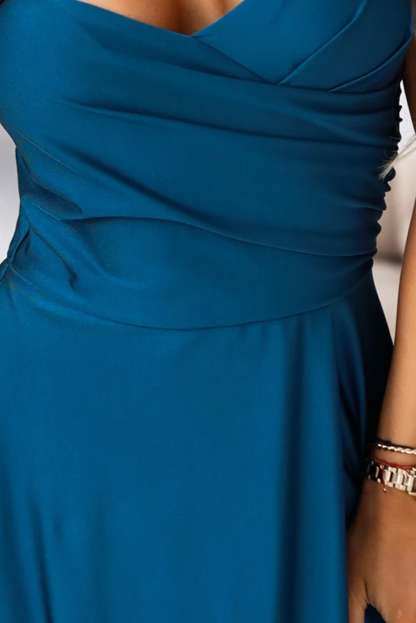 Długa sukienka maxi na wesele z rozcięciem na nodze, dopasowana góra i lejąca spódnica, kolor morski