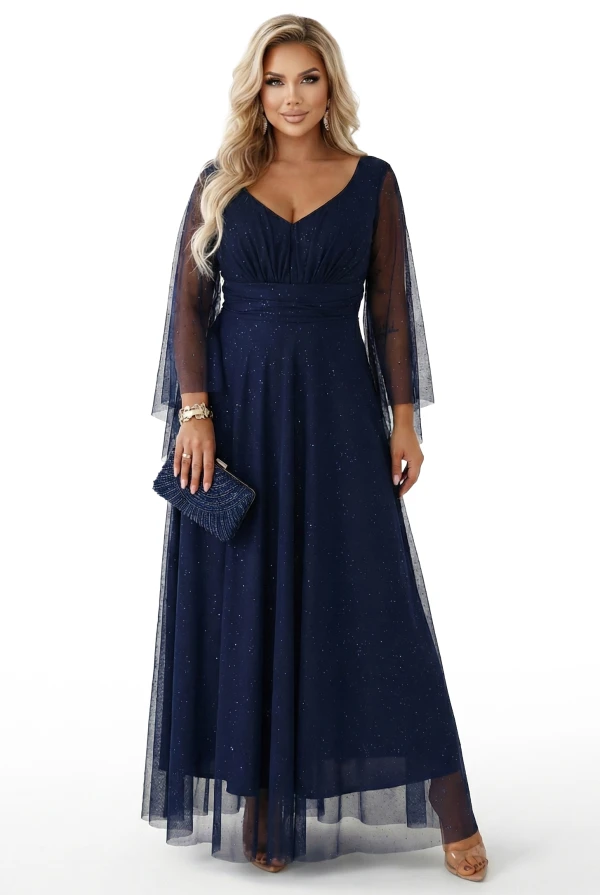 Granatowa brokatowa sukienka maxi z dekoltem V i rękawami motyl, idealna również dla kobiet plus size, prezentowana przez modelkę w jasnym wnętrzu.