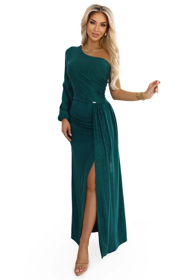 Zielona połyskująca sukienka maxi na jedno ramię z długim rękawem i wysokim rozcięciem – kreacja na wesele i bal od polskiej marki Numoco.
