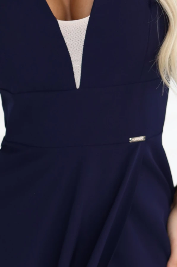 Granatowa sukienka maxi Numoco na modelce, elegancki fason z dekoltem V i rozcięciem, damska sukienka wieczorowa made in Poland.