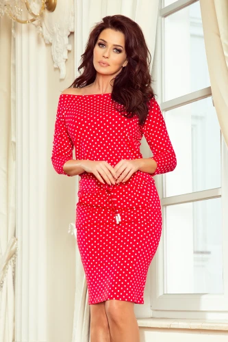 Na obrázku je červené sportovní šaty s bílými puntíky a tříčtvrtečními rukávy. Šaty mají elegantní střih s páskem na zavazování v pase.}